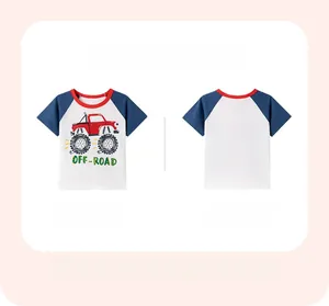 Vue avant et arrière du t-shirt raglan enfant avec motif de camion tout-terrain rouge imprimé