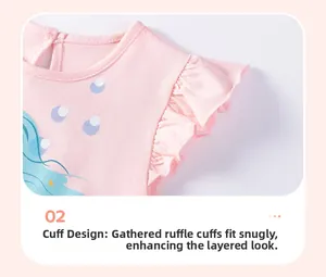Détail de robe rose en coton pour fille avec imprimé sirène, manches volantées et bouton