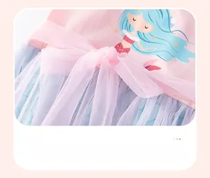 Détail de la taille d'une robe en coton rose avec imprimé sirène et nœud en tulle