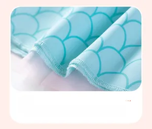 Détail du motif d'écailles de poisson bleu avec coutures fines et doublure en tulle