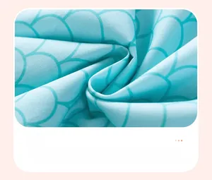 Détail du tissu en coton bleu doux avec motif vagues pour robe d'été de fille