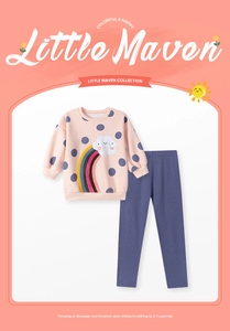 Détail d'un sweat rose avec applique arc-en-ciel et pantalon côtelé violet