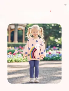 Détail d'un sweat rose arc-en-ciel et d'un legging violet pour fille dans un parc