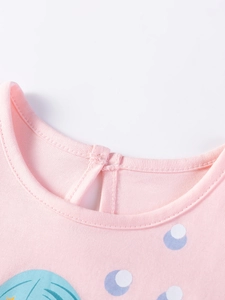 Robe rose en coton pour bébé fille avec pois bleus et détails couture au col rond