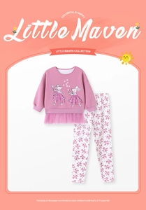 Detailansicht von rosa Sweatshirt mit Mäuse-Stickerei und weißer Hose mit Schleifenprint