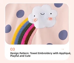 Détail du sweat rose pour enfant avec broderie bouclée nuage arc-en-ciel et des pois