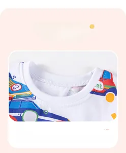 Détail du col rond en coton doux et de l'imprimé voiture de course sur t-shirt enfant