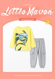 Détail d'un t-shirt à manches longues requin jaune et d'un jogging gris enfant