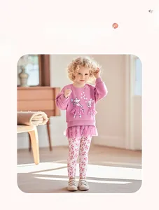 Detailansicht eines rosa Mädchen-Sweatshirts mit Mausmotiv und weißer geblümter Leggings