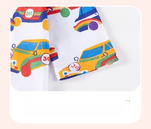 Détail du poignet du t-shirt enfant avec imprimés voitures colorées et couture double