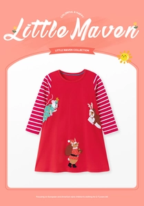 Détail de la robe rouge à manches rayées avec broderie festive d'animaux mignons