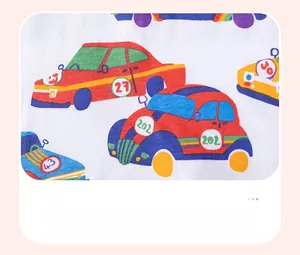 Détail du t-shirt manches longues enfant en coton avec imprimés voitures colorés