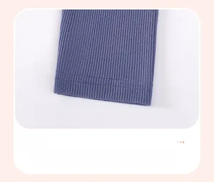 Gros plan des poignets en tricot côtelé bleu marine avec couture plate à double aiguille