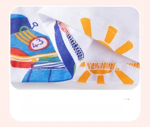 Détail de l'ourlet à double couture et de l'imprimé voiture sur un t-shirt pour enfant
