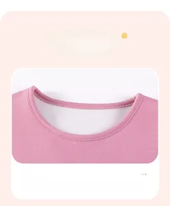Makroaufnahme des rosa Fleece-Sweatshirt-Ausschnitts mit verstärkter Naht für Komfort