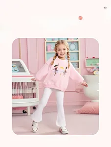 Détail du sweat en polaire rose avec imprimé ballerine et pantalon évasé blanc pour fille