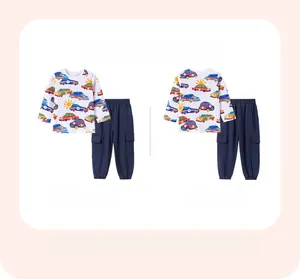 Détail à plat d'un ensemble t-shirt blanc à voitures et pantalon cargo enfant
