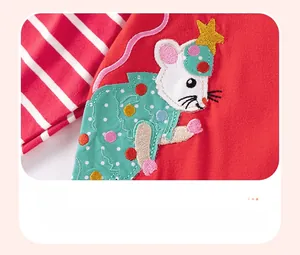 Détail d'une robe rayée rouge pour enfant avec applique de souris et broderie soignée