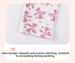 Detail der weißen Baumwollhose am Saum mit rosa Schleifendruck und feiner Naht