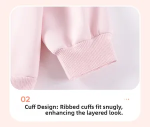 Vue détaillée des poignets côtelés du sweat rose montrant la texture douce du coton pur