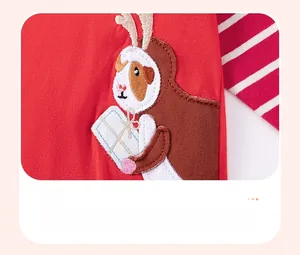 Détail de la broderie d'animaux et manches rayées sur robe rouge en coton pour fille
