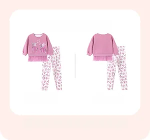 Detail des rosa Mädchen-Sweatshirts mit Maus-Illustration und floraler Print-Hose