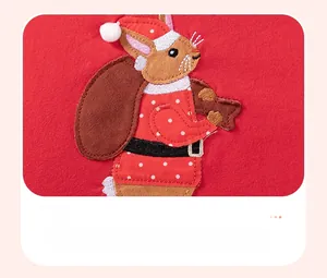 Gros plan de la broderie lapin de Noël et des coutures sur la robe rayée rouge pour enfant