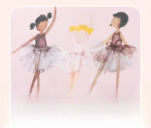 Détail du tissu en maille rose avec imprimés de ballerines pour ensemble petite fille