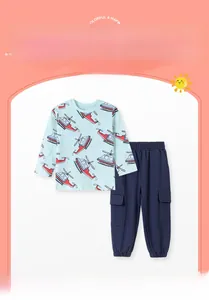 Set pigiama bimbo con maglia azzurra elicottero e pantaloni cargo blu scuro elasticizzati