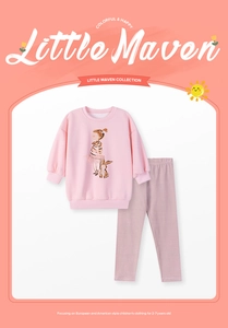 Détail à plat du sweat rose pour fille avec imprimé lapin et d'un pantalon rayé assorti