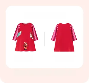Vue détaillée avant et arrière de la robe de Noël rouge avec broderie et manches rayées
