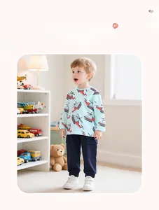 Dettaglio maglia a maniche lunghe con elicotteri e pantaloni cargo per bambini
