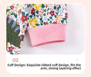Détail de la robe fleurie avec poignet côtelé rose et décoration de feuilles au crochet