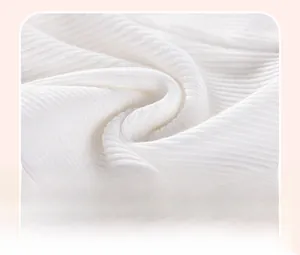 Gros plan sur la texture de tissu en maille côtelée blanche pour ensemble enfant