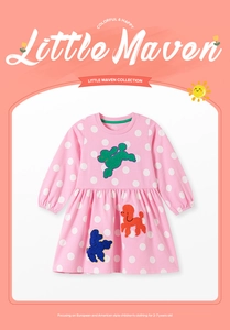 Detail eines rosa gepunkteten Baumwollkleides mit bunten Pudel-Stickereien für Mädchen