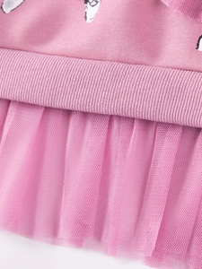 Rosa Mädchenoutfit mit Schwan-Cartoon-Print und Rock aus weichem Tüll-Stoff