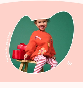 Details von Weihnachtsoutfit für Mädchen mit Lebkuchen-Stickerei und gestreifter Hose