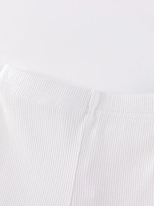 Gros plan d'un pantalon en maille côtelée blanche pour fille avec taille élastique
