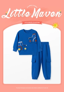 Detalle del chándal azul para niño con bordado de tractor y bolsillos de cargo