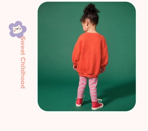 Rückansicht eines Mädchens in orangefarbenem Sweatshirt und rot-weiß gestreiften Leggings