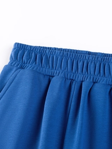 Pantalon de sport bleu pour garçon avec taille élastique et détails de couture de qualité