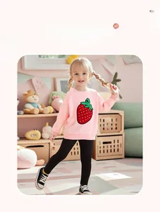 Sweat rose pour fille avec applique fraise rouge et pantalon noir ajusté