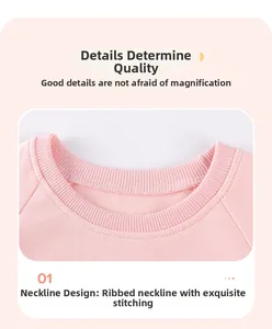 Détail du sweat-shirt rose pour fille montrant l'encolure côtelée et les coutures plates