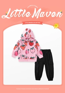 Détail du sweat à capuche rose à motif fraise et du pantalon cargo noir pour fille