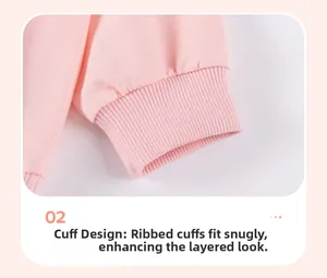 Détail des poignets côtelés sur un sweat-shirt rose pâle en coton pour fille