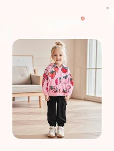 Détail d'un sweat à capuche rose pour filles avec imprimé fraise et fermeture éclair devant