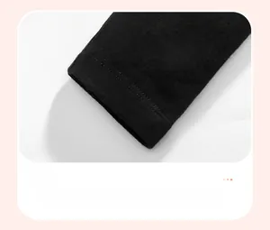 Détail de l'ourlet à double couture sur un pantalon en tricot noir pour fille en gros plan
