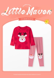 Détail d'un ensemble de nuit de Noël pour enfants avec appliqué renne et pantalon