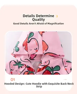 Détail d'un sweat à capuche rose en coton avec motif fraise et col intérieur renforcé