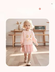 Détail de robe rose à manches longues avec illustration de lapin et jupe en tulle